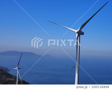 上関町「上盛山展望台」(朝もやの風力発電風車と祝島) 上関町「上盛山展望台」(朝もやの風力発電風車と祝島) 100516846