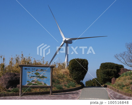 上関町「上盛山展望台」(展望台から巨大な風車が見える) 100516848