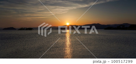 琵琶湖の山並みに沈む夕日の光条と夕焼けのコラボ情景@滋賀 琵琶湖の山並みに沈む夕日の光条と夕焼けのコラボ情景@滋賀 100517299