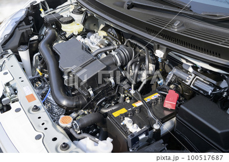 コンパクトカーのエンジンルーム（新車） 100517687