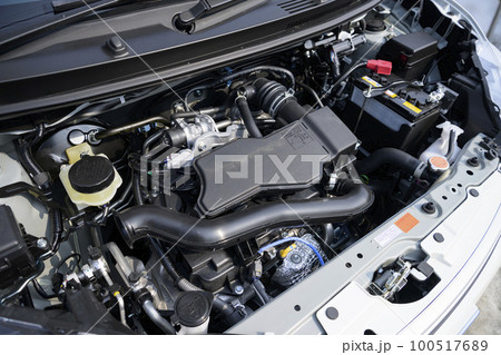 コンパクトカーのエンジンルーム（新車） 100517689