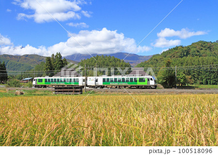 大糸線のリゾートビューふるさと 秋の白馬山麓 大糸線のリゾートビューふるさと 秋の白馬山麓 100518096