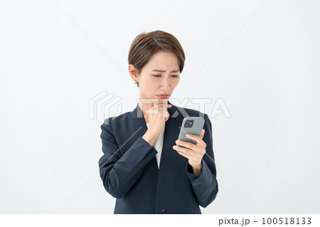 ビジネス 女性 スマホ 悩む ビジネス 女性 スマホ 悩む 100518133