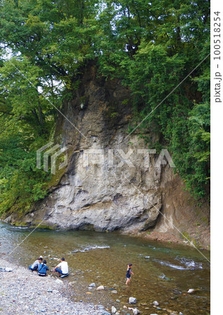 新田橋の礫岩露頭 国指定天然記念物 古秩父湾 横瀬川 水遊び 新田橋の礫岩露頭 国指定天然記念物 古秩父湾 横瀬川 水遊び 100518254