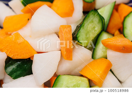 鮮やかな野菜の乱切り　漬物　きゅうり　人参大根 100518986