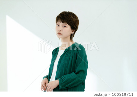若い女性のポートレート 100519711