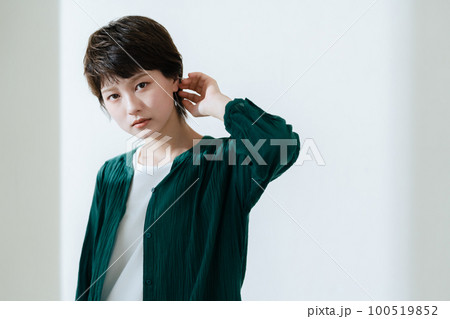 若い女性のクールなポートレート 100519852