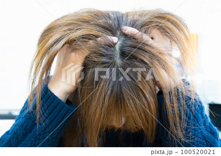 悩み事がある時のポーズ 100520021