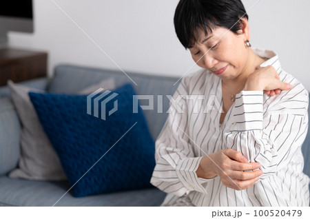 肘の痛み　シニア女性 100520479