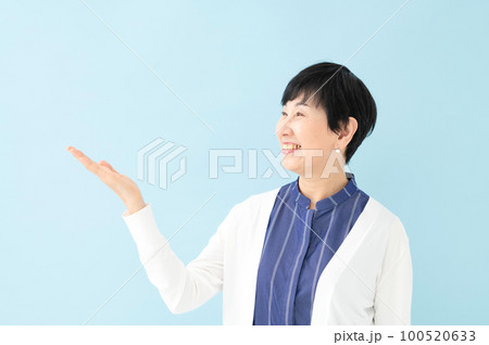 女性 手かざし シニア 女性 手かざし シニア 100520633