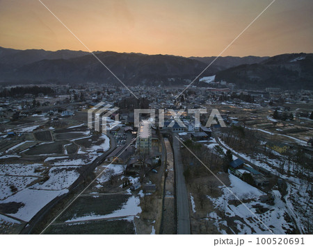 美しい早春の白馬の夜明け 長野県白馬村(ドローンによる空撮) 美しい早春の白馬の夜明け 長野県白馬村(ドローンによる空撮) 100520691