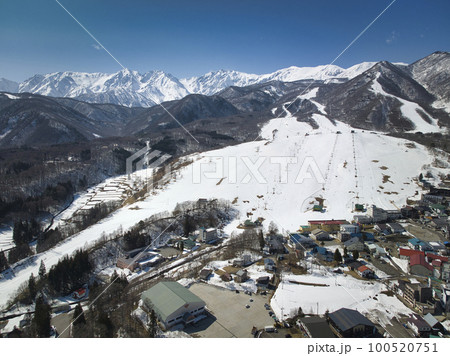 雄大な早春の栂池高原スキー場と白馬連山　長野県小谷村（ドローンによる空撮） 100520751