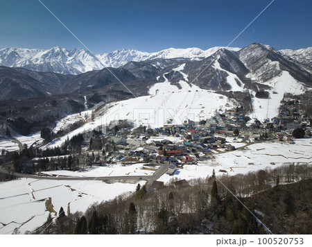 雄大な早春の栂池高原スキー場と白馬連山 長野県小谷村(ドローンによる空撮) 雄大な早春の栂池高原スキー場と白馬連山 長野県小谷村(ドローンによる空撮) 100520753