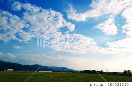 田舎の夏風景 田んぼと山と青い空 田舎の夏風景 田んぼと山と青い空 100521210