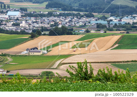 北海道上富良野町の日の出公園からの風景 100522329