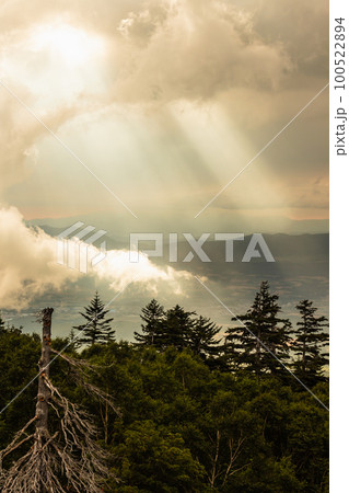 北海道上富良野町十勝岳温泉から見た幻想的な風景 北海道上富良野町十勝岳温泉から見た幻想的な風景 100522894