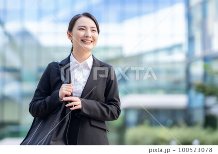 女性　ビジネス　就職活動　新入社員　撮影協力「LINK FOREST」 100523078