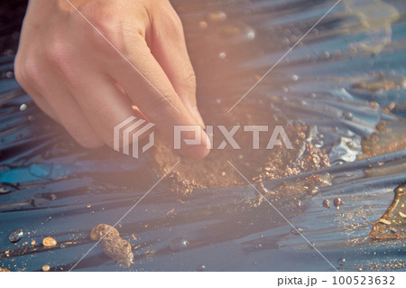 種をまく人　農家　農業　オクラのタネ 100523632