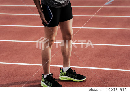 ランナー　陸上競技　腿の怪我 100524915
