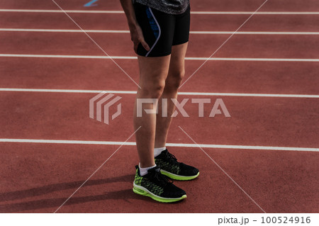 ランナー 陸上競技 腿の怪我 ランナー 陸上競技 腿の怪我 100524916