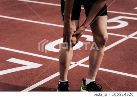 ランナー 陸上競技 膝の怪我 ランナー 陸上競技 膝の怪我 100524920
