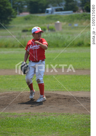 少年野球のピッチャー〜投球前（東京都調布市） 100525080