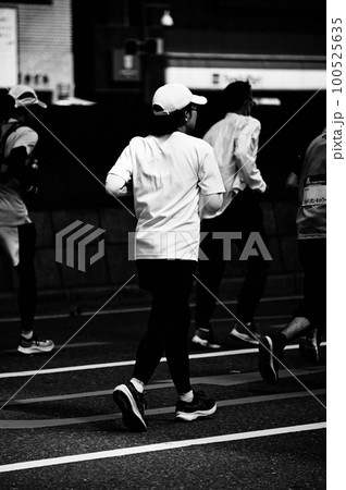マラソンランナー 100525635