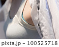 着替えをしている女性　下着　シャツ 100525718