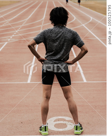 陸上競技 スタートラインに立つランナー 陸上競技 スタートラインに立つランナー 100525795