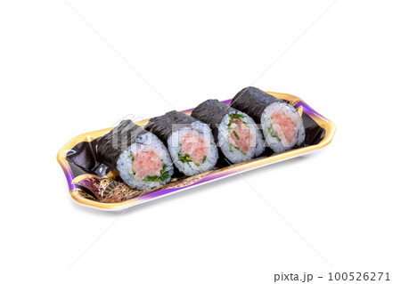 食品トレー入りのネギトロ巻き【白背景・切り抜き】 食品トレー入りのネギトロ巻き【白背景・切り抜き】 100526271
