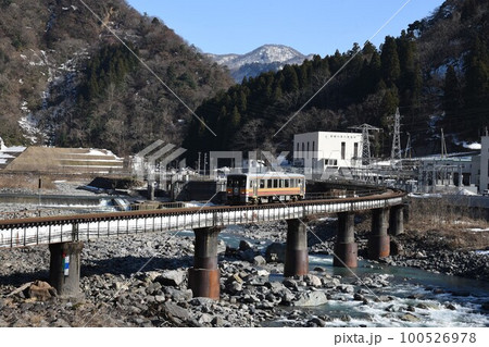 フォッサマグナに沿って　小滝駅を出発　姫川を渡る大糸線 100526978