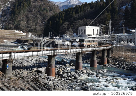 フォッサマグナに沿って　小滝駅を出発　姫川を渡る大糸線 100526979