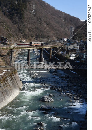 フォッサマグナに沿って　平得和駅を出発　姫川を渡る大糸線 100526982