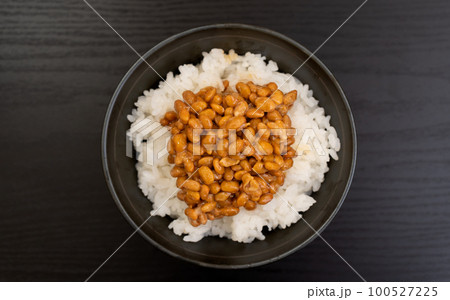 朝食に食べる納豆ごはん 朝食に食べる納豆ごはん 100527225
