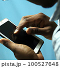 スマホ依存症：スマートフォンやタブレットを手放せない人物の素材 100527648