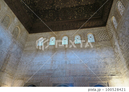 アルハンブラ宮殿のナスル朝宮殿、コマレス宮の大使の間 100528421