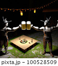 ビールと友情：ビール好きの友人たちがお互いに乾杯する様子を描いた画像 100528509
