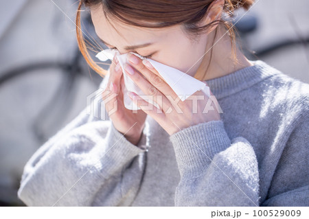 鼻をかむ女性　Hay Fever 100529009