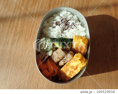 ポテトサラダと玉子焼きのお弁当 ポテトサラダと玉子焼きのお弁当 100529056