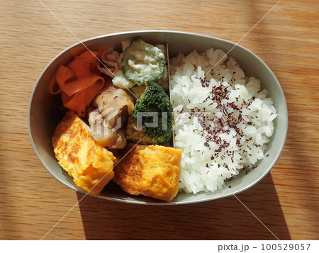 ポテトサラダと玉子焼きのお弁当 ポテトサラダと玉子焼きのお弁当 100529057