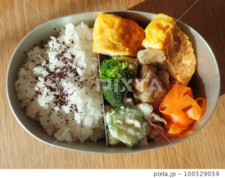 ポテトサラダと玉子焼きのお弁当 ポテトサラダと玉子焼きのお弁当 100529059