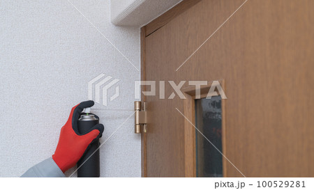 ドアの丁番にスプレーでオイルをさす　イメージ 100529281