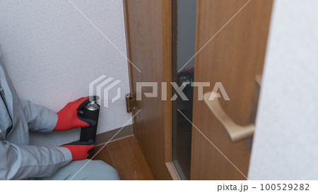 ドアの丁番にスプレーでオイルをさす　イメージ 100529282