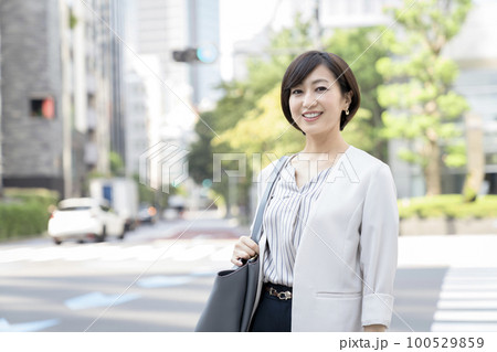 カメラ目線で笑顔の30代のビジネスウーマン  ポートレート 100529859