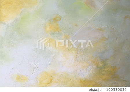 モデリングペーストと淡いグリーン、黄色の水彩絵の具を使って描いた抽象画 背景用のイメージ写真 100530032