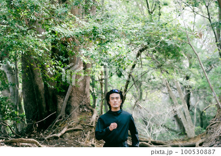 トレイルランニング中の男性ランナー 100530887