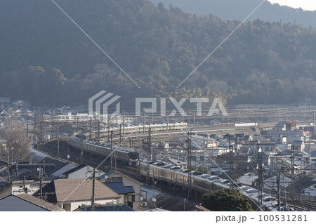 複々線東海道本線　朝ラッシュアワー　山科大カーブを通過する　電車群 100531281
