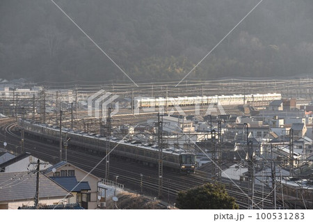 複々線東海道本線　山科大カーブを通過する電車離合 100531283
