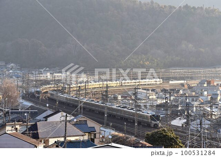 複々線東海道本線　朝ラッシュアワー　山科大カーブを通過する　電車群 100531284