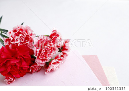 華やかな赤い花束と和紙の背景　 100531355